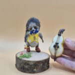 Вязаная миниатюрная игрушка Ёжик Евлампий в ботиночках с грушей-контрабасом