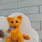 ИГРУШКА РУЧНОЙ РАБОТЫ,ВЯЗАНЫЙ КОТЕНОК В ГОЛУБОМ ПЛАТЬЕ МЯГКАЯ ИГРУШКА