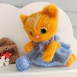 ИГРУШКА РУЧНОЙ РАБОТЫ,ВЯЗАНЫЙ КОТЕНОК В ГОЛУБОМ ПЛАТЬЕ МЯГКАЯ ИГРУШКА