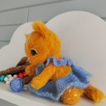 ИГРУШКА РУЧНОЙ РАБОТЫ,ВЯЗАНЫЙ КОТЕНОК В ГОЛУБОМ ПЛАТЬЕ МЯГКАЯ ИГРУШКА