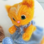 ИГРУШКА РУЧНОЙ РАБОТЫ,ВЯЗАНЫЙ КОТЕНОК В ГОЛУБОМ ПЛАТЬЕ МЯГКАЯ ИГРУШКА