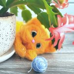 ИГРУШКА РУЧНОЙ РАБОТЫ,ВЯЗАНЫЙ КОТЕНОК В ГОЛУБОМ ПЛАТЬЕ МЯГКАЯ ИГРУШКА