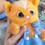 ИГРУШКА РУЧНОЙ РАБОТЫ,ВЯЗАНЫЙ КОТЕНОК В ГОЛУБОМ ПЛАТЬЕ МЯГКАЯ ИГРУШКА