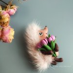 Брошь Ëжик с тюльпанами