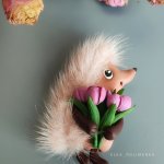 Брошь Ëжик с тюльпанами