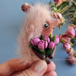 Брошь Ëжик с тюльпанами