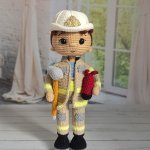 Кукла вязаная интерьерная «Пожарный»