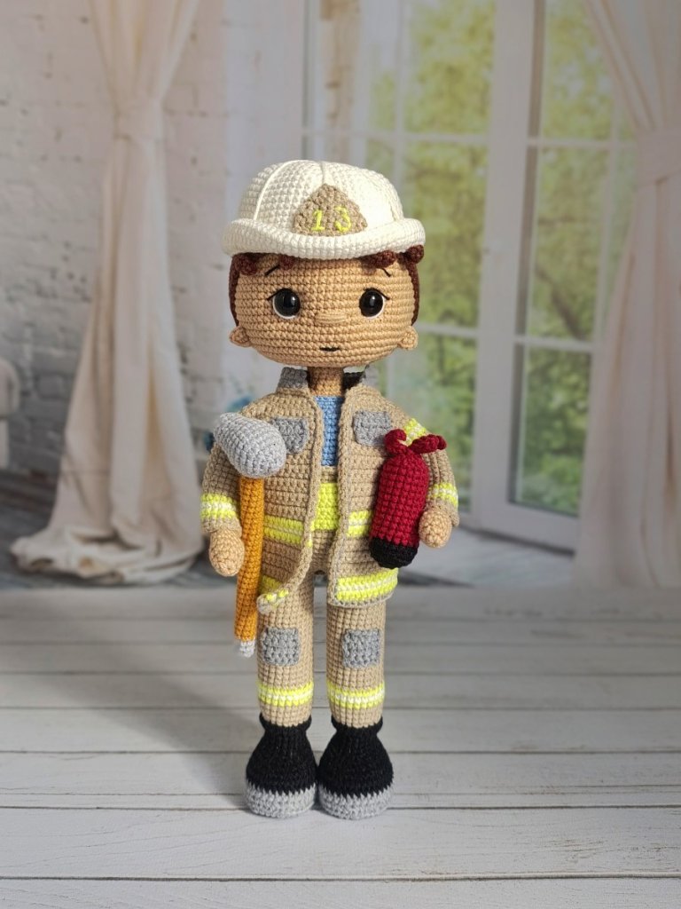 Кукла вязаная интерьерная «Пожарный»