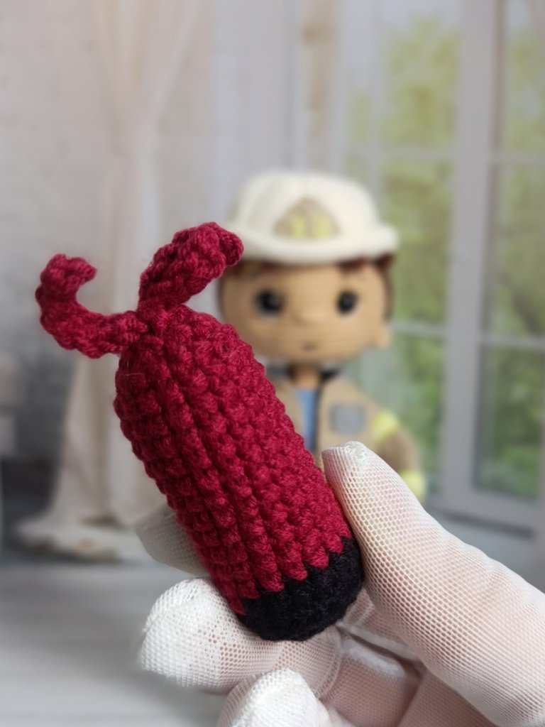 Кукла вязаная интерьерная «Пожарный»