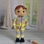 Кукла вязаная интерьерная «Пожарный»