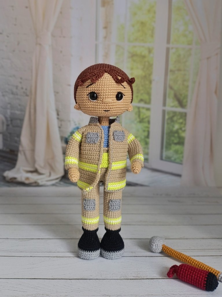 Кукла вязаная интерьерная «Пожарный»