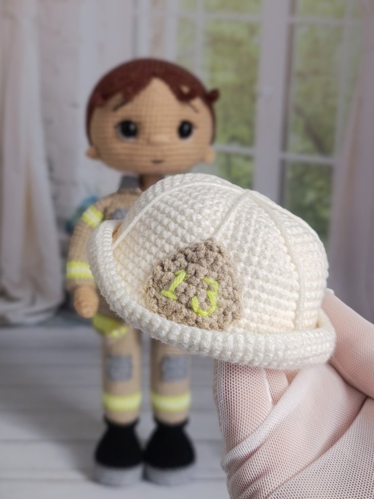 Кукла вязаная интерьерная «Пожарный»