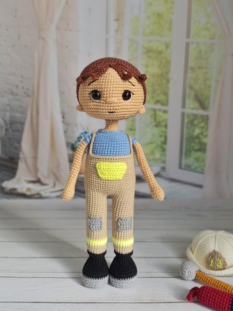 Кукла вязаная интерьерная «Пожарный»