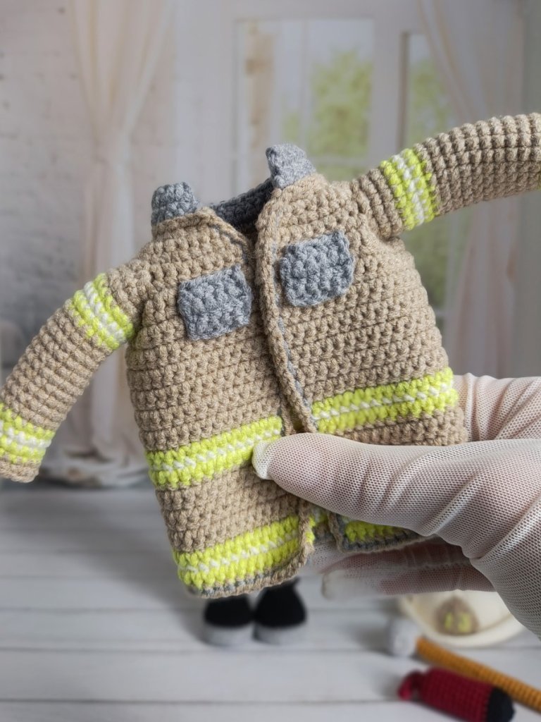 Кукла вязаная интерьерная «Пожарный»