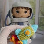 Кукла вязаная интерьерная «Космонавт»