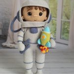 Кукла вязаная интерьерная «Космонавт»