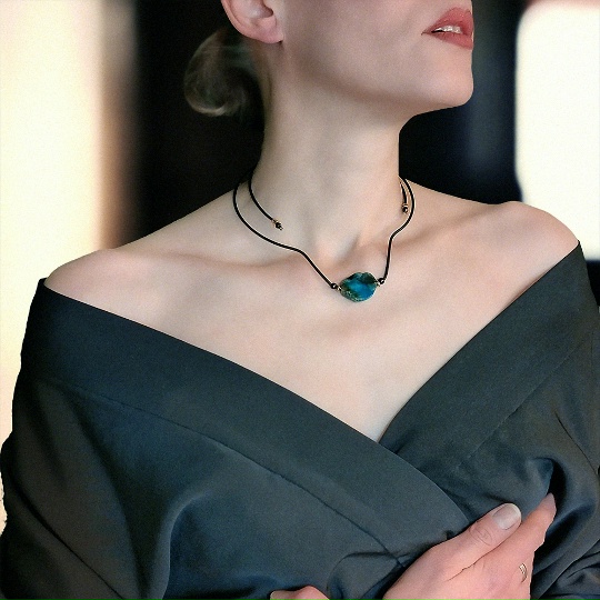 Колье из синего агата