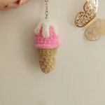 Брелок вязаный мороженка