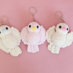 Брелок вязаный птичка