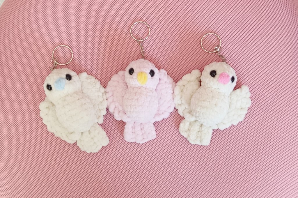 Брелок вязаный птичка