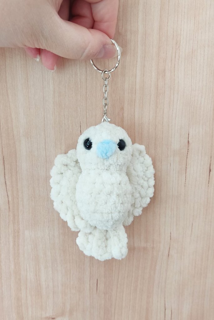 Брелок вязаный птичка