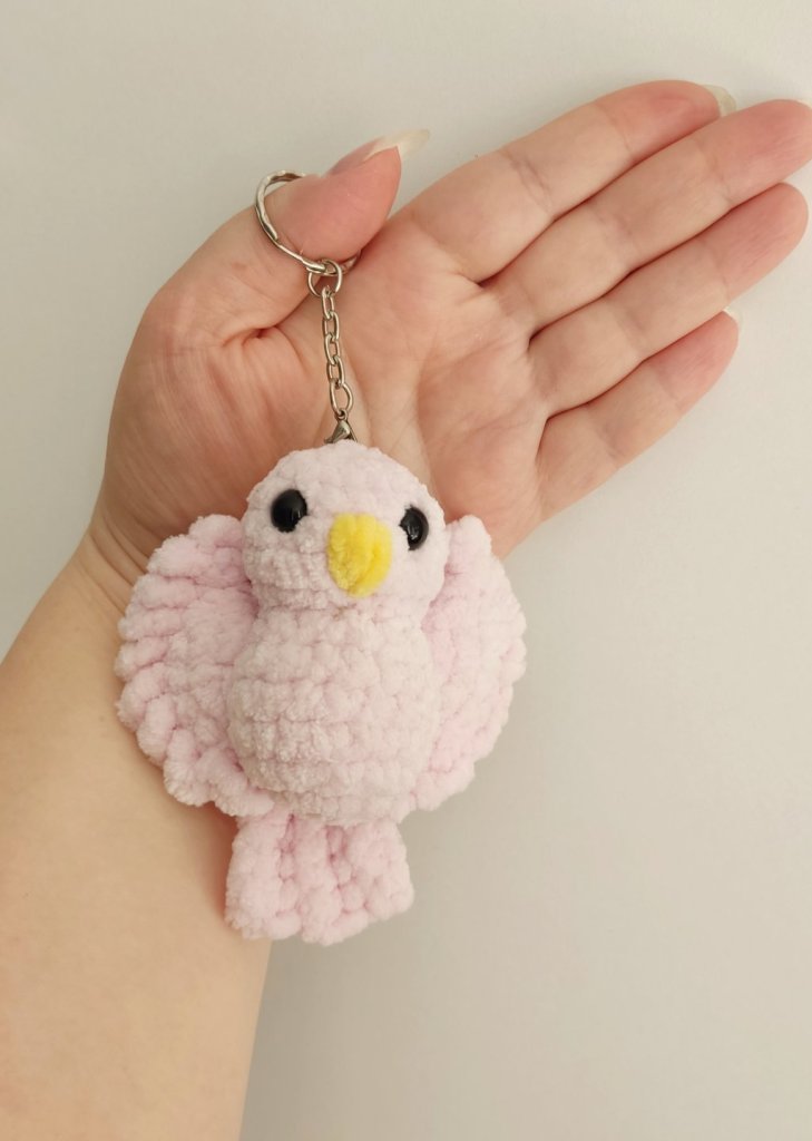 Брелок вязаный птичка