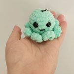 Брелок вязаный осьминожка