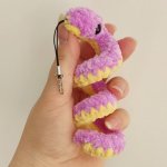 Брелок вязаный змейка