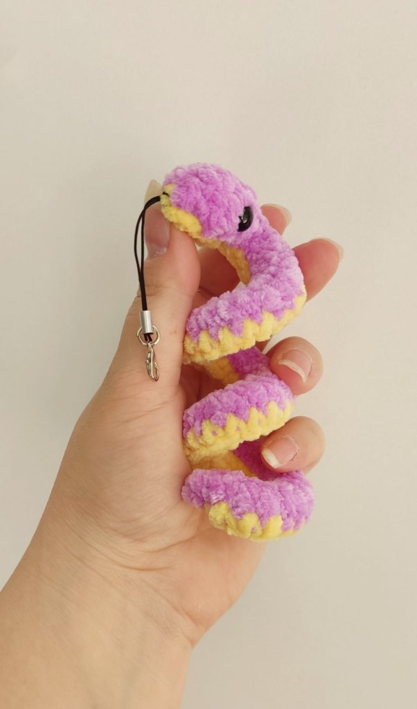 Брелок вязаный змейка