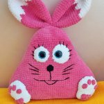 Вязаная плюшевая игрушка-подушка зайчик