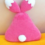 Вязаная плюшевая игрушка-подушка зайчик