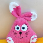 Вязаная плюшевая игрушка-подушка зайчик