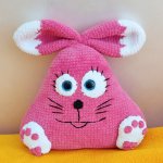 Вязаная плюшевая игрушка-подушка зайчик