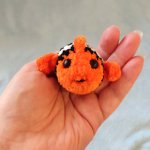 Брелок вязаный рыбка