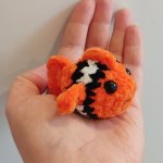 Брелок вязаный рыбка