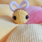 Брелок вязаный плюшевый пчелка