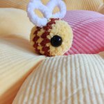 Брелок вязаный плюшевый пчелка