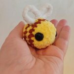 Брелок вязаный плюшевый пчелка