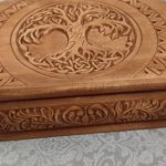 Подарок на свадьбу. Большая резная шкатулка Древо Рода с монограммой