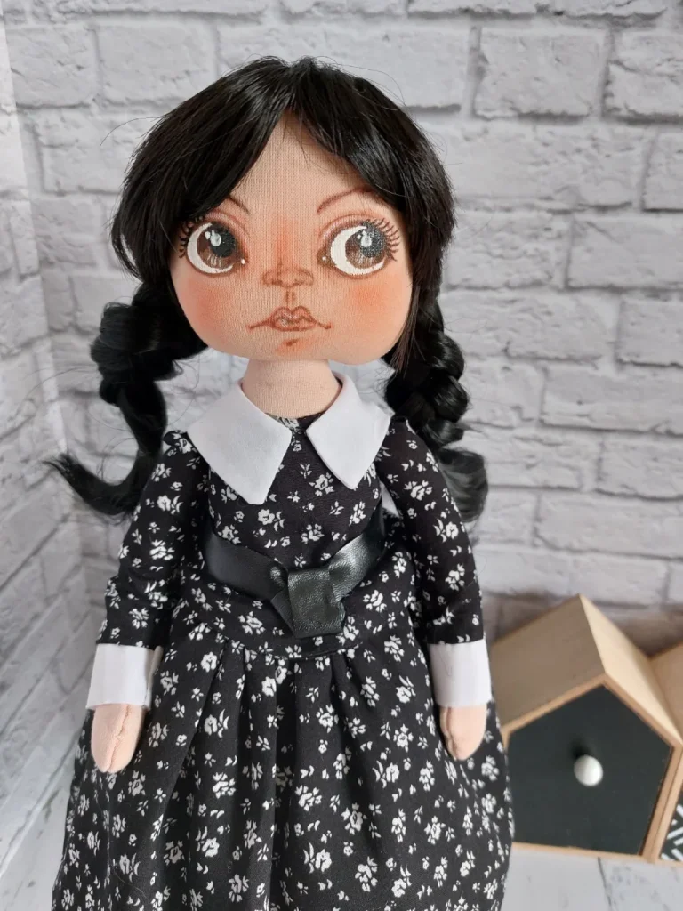 Кукла Уэнсдей