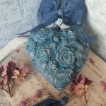 Сердце -синии розы