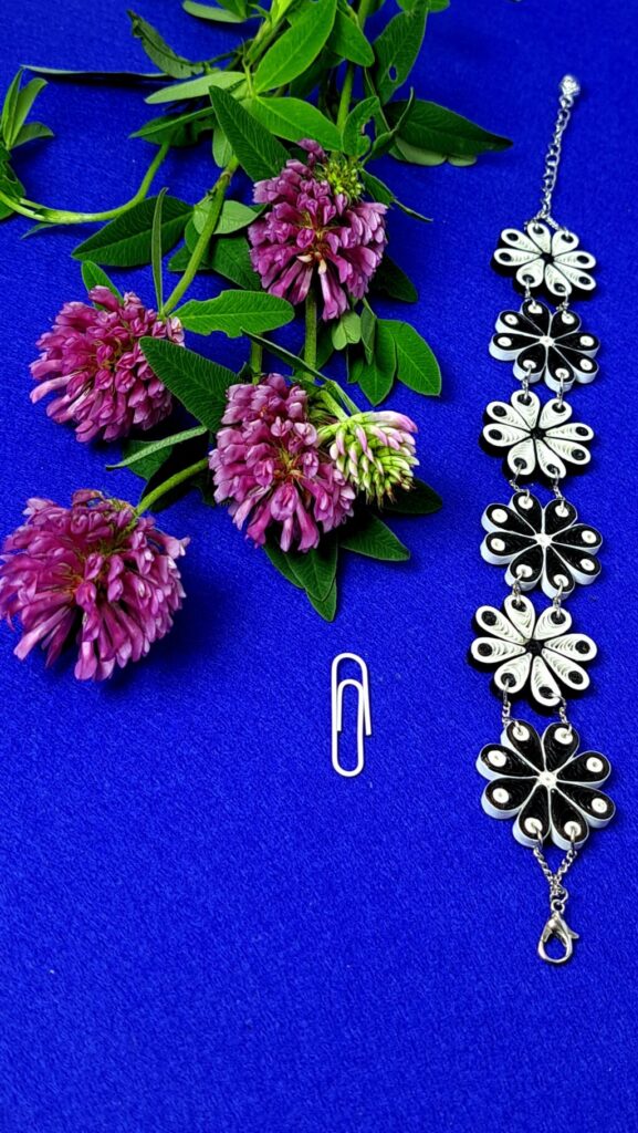 Браслет квиллинг «Ромашки»