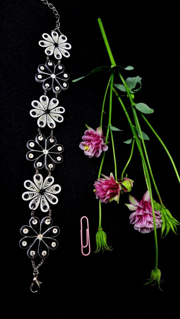 Браслет квиллинг «Ромашки»