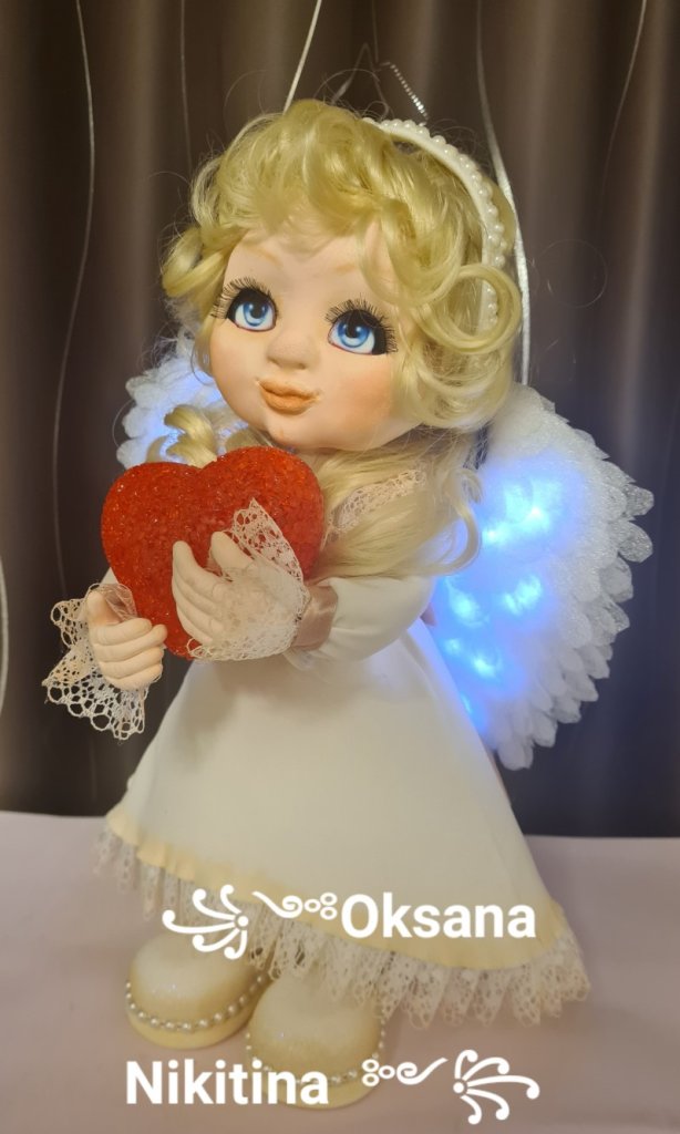 Ангелок со светящимися крылышками