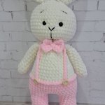 Вязаная игрушка зайчик