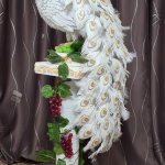 Фигура Павлина со светящимся хохолком и хвостом