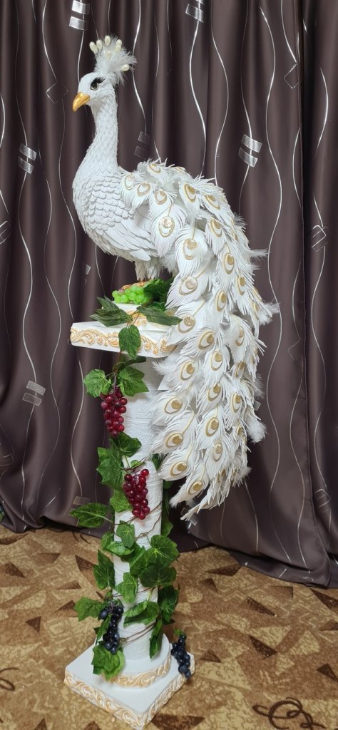 Фигура Павлина со светящимся хохолком и хвостом