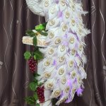 Фигура Павлина со светящимся хохолком и хвостом