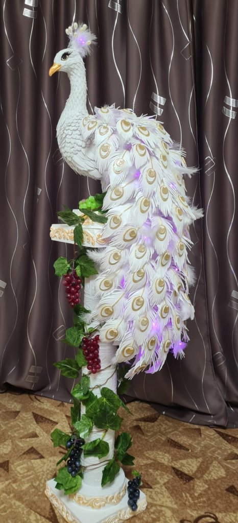 Фигура Павлина со светящимся хохолком и хвостом