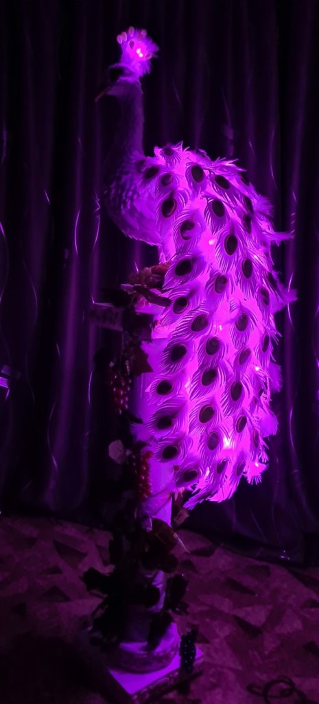 Фигура Павлина со светящимся хохолком и хвостом